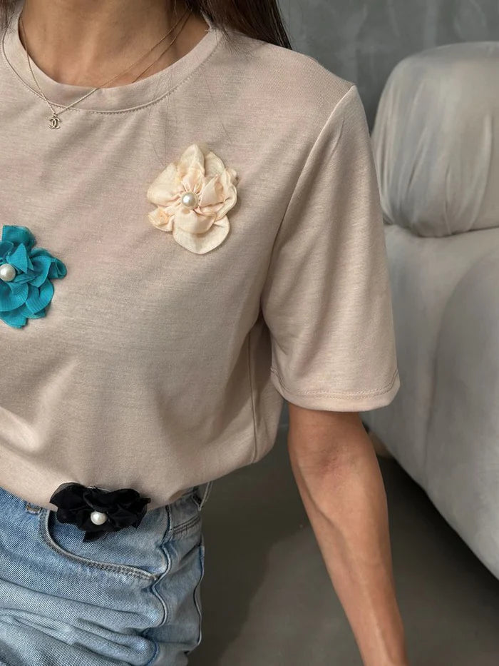 T-SHIRT BEIGE AVEC DÉTAIL DE FLEURS