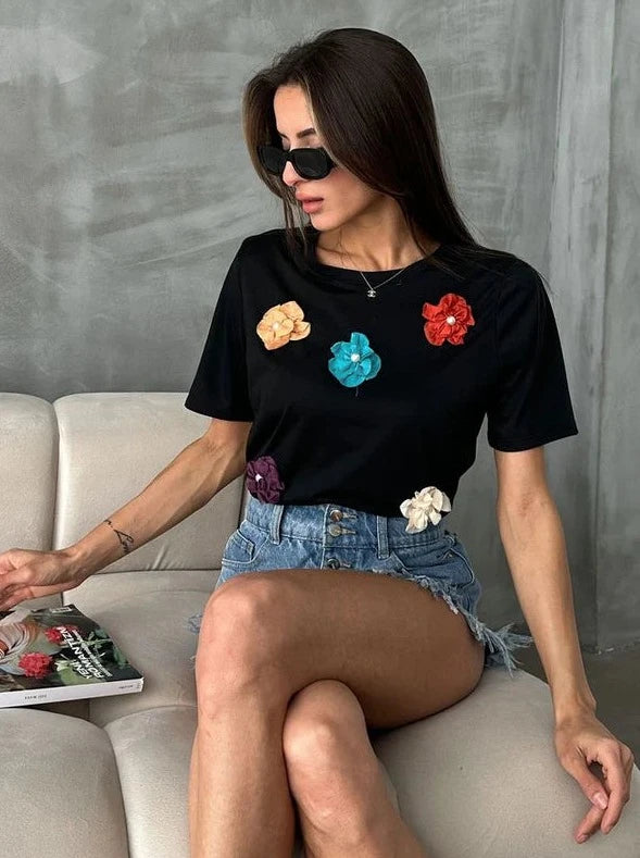 T-SHIRT NOIR AVEC DÉTAIL DE FLEURS