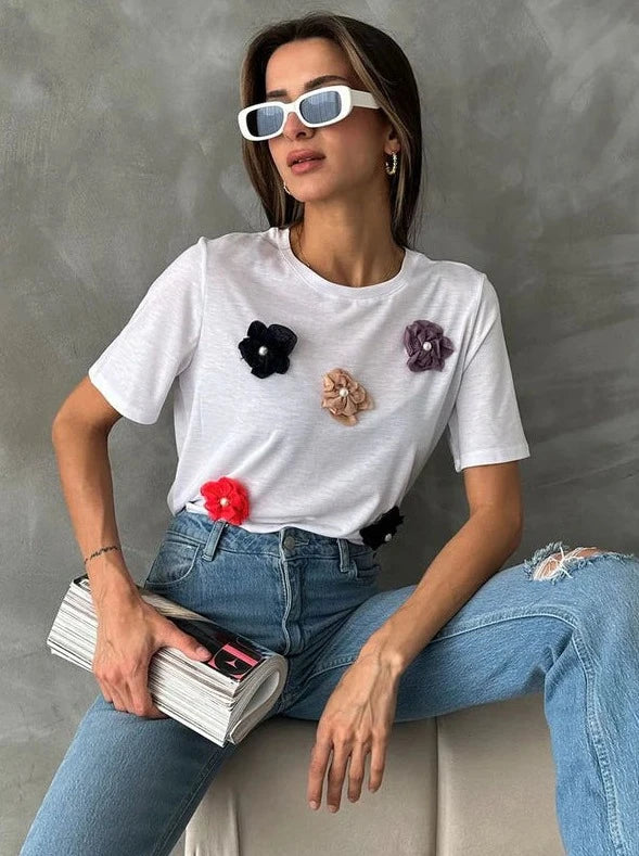 T-SHIRT BLANC AVEC DÉTAIL DE FLEURS