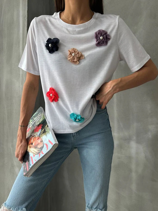 T-SHIRT BLANC AVEC DÉTAIL DE FLEURS